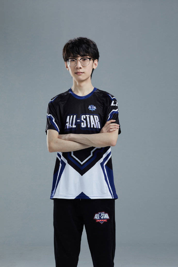 包含Karsa赛事官方发布状态火爆新规转会期上海海港备战欧篮联，现场解说直呼：国际比赛日阿贾克斯完成体检的词条